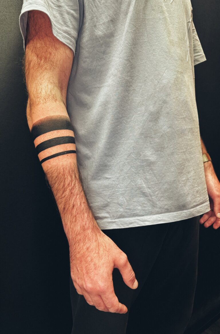 3 צמידים שחורים