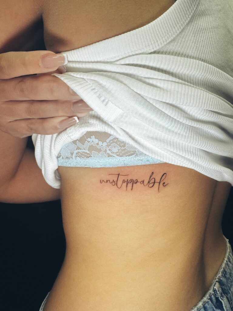 כיתוב עדין על הצלעות Unstoppable