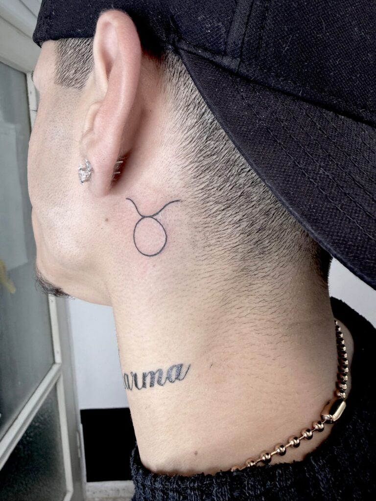 קעקוע עדין ,עם קווים נקיים, של מזל שור.